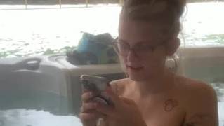 Una bionda amatoriale si filma nuda per i suoi ammiratori
