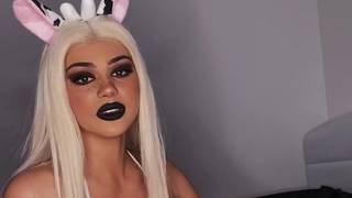 Una bionda in un sexy bikini ti stuzzica