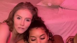 Un nero con la fortuna di avere quattro mani che lo masturbano