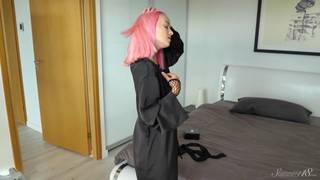 La teenager Kiara J si masturba appassionatamente su un cuscino