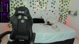 Latina tettona apre le gambe e si masturba per gli spettatori