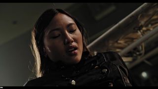 Rebelle parasité costretta a divaricare le cosce e a masturbarsi