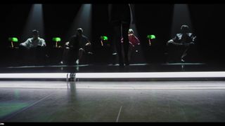 Rebelle parasité costretta a divaricare le cosce e a masturbarsi