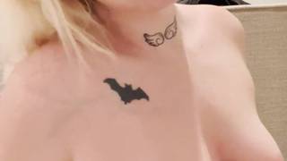 Una ragazza amatoriale bionda gioca con la sua figa