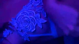 Una modella online usa un dildo gigante per soddisfare i suoi fan