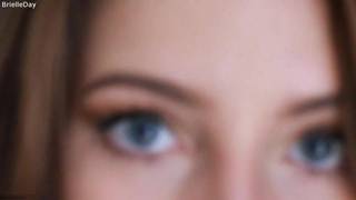 L'eccitante brunetta si spoglia per la telecamera