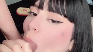 Una bella brunetta ingoia lo sperma dopo un bel pompino.