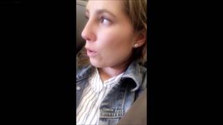 Una troia arrapata si fa un ditalino in aereo