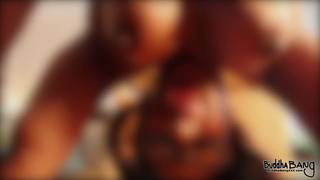 Una sexy donna nera mostra il suo culo grosso