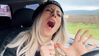 LittleAngel84 va a caccia di un grosso cazzo rigido nella foresta