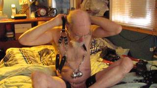 Vecchio BDSM gay con un uomo anziano che vuole piacere e dolore Vecchio BDSM gay con un uomo anziano che vuole piacere e dolore