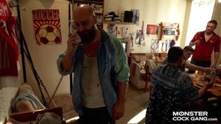 Il marito condivide la moglie con la sua gang