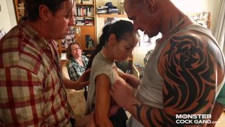 Una gang di nastardi insieme a una matrigna che succhia cazzi