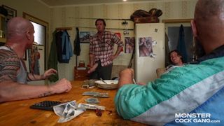 Una gang di nastardi insieme a una matrigna che succhia cazzi