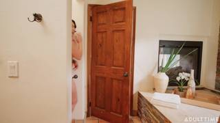 Quando una ragazza vuole divertirsi, fa un trio con due trannys