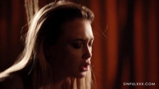 Rika Fane cavalca la cowgirl in altalena!