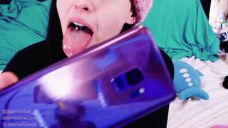 Una ragazza curiosa sperimenta i giocattoli sessuali appena acquistati