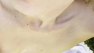 La francese più attraente gli succhia il cazzo in fondo al giardino