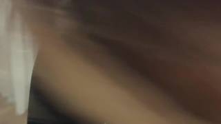 Le chiede di spogliarsi e finisce per eiaculare sul suo sedere