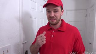 Consegnatore di pizza fa sesso con Addison Lee davanti a suo marito