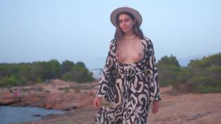 Alissa passeggia in topless lungo la costa Alissa passeggia in topless lungo la costa
