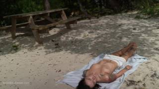 Ha trovato il punto perfetto sulla spiaggia per una masturbazione