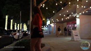 La bella mora passeggia dappertutto e mostra le sue tette quando vuole