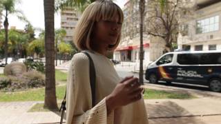 Una bionda d'ebano mostra le tette in strada