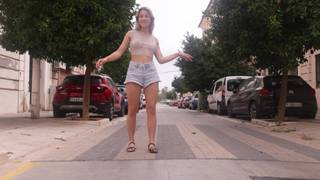 È la prima volta che Cassandra tira fuori il seno