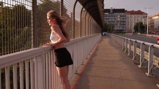 Una bionda teenager visita la città e mostra il suo corpo.