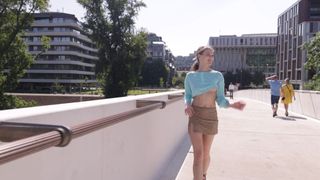 Diana sa che a tutti piace vederla nuda per strada.