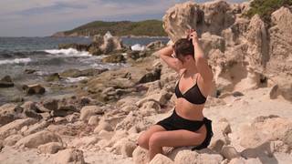 E' completamente nuda e senza freni sulla spiaggia. E' completamente nuda e senza freni sulla spiaggia.