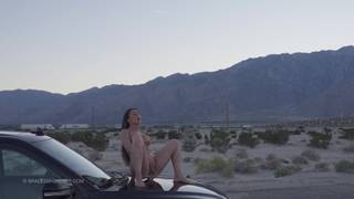 Rough Rider ed Emma G in una scena in auto nel deserto. Rough Rider ed Emma G in una scena in auto nel deserto.