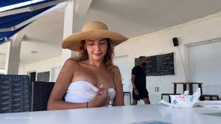 Agatha è andata in spiaggia per mostrare il suo bellissimo corpo nudo