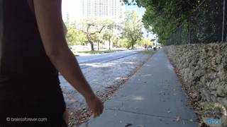 È la prima volta che rimane senza reggiseno, mostrando le tette.