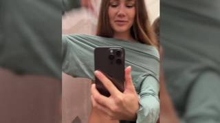 La bella Maria è una donna seducente che cammina nuda per strada