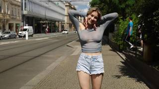 Cassandra è contenta quando mostra i suoi seni per le strade Cassandra è contenta quando mostra i suoi seni per le strade