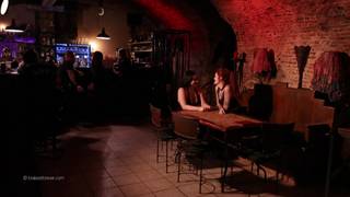 Queste ragazze attirano l'attenzione nel pub e finiscono per praticare il bdsm Queste ragazze attirano l'attenzione nel pub e finiscono per praticare il bdsm