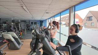 A Nympha piace andare in palestra e spogliarsi A Nympha piace andare in palestra e spogliarsi