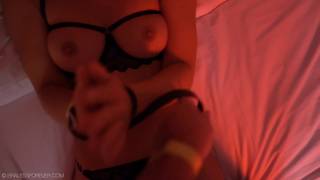 Tutto ciò che deve fare è succhiare il cazzo e toccarsi Tutto ciò che deve fare è succhiare il cazzo e toccarsi