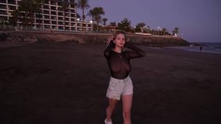 Le tue tette ci abbagliano mentre passeggi per la spiaggia per esibirti in modo sexy Le tue tette ci abbagliano mentre passeggi per la spiaggia per esibirti in modo sexy