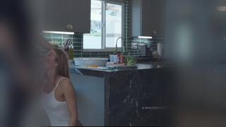 Invita due ragazze e fa sesso con loro in cucina. Invita due ragazze e fa sesso con loro in cucina.
