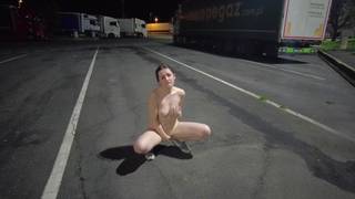 La francesita si sta spogliando mentre cammina per le strade oscure