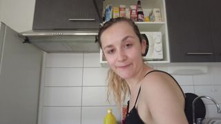 Louise è in cucina che prepara un nuovo piatto e nuda