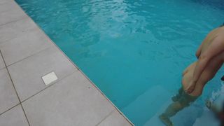 La ragazza francese è amichevole e vuole stare in compagnia di tutti.