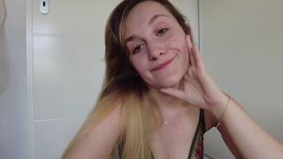 Inizia a masturbarsi sensualmente in bagno e per tutta la casa