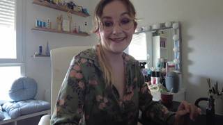 Dopo averci raccontato la sua giornata, Louise si spoglia e si masturba.