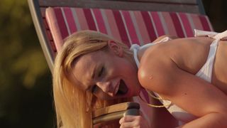 Bionda sexy che si fa scopare da dietro all'aperto