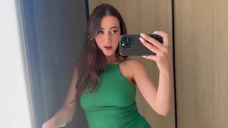 Una ragazza simpatica ha ricevuto una dose di sesso in macchina