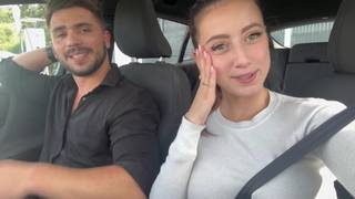 A questa teen piace farlo con due uomini che la scopano con forza